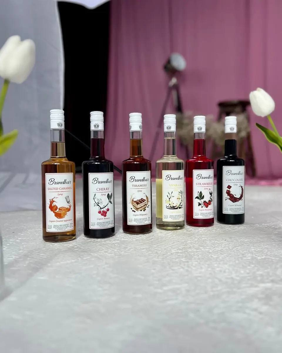 Пляшка вина серед дерева і трав — атмосфера культури смаку BrandBar